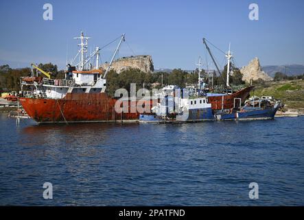 Landschaft mit verschiedenen Schiffswracks in der seichten Bucht von Eleusis in Attika, Griechenland. Stockfoto