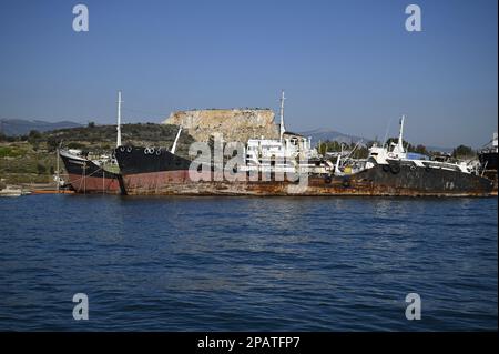 Landschaft mit verschiedenen Schiffswracks in der seichten Bucht von Eleusis in Attika, Griechenland. Stockfoto