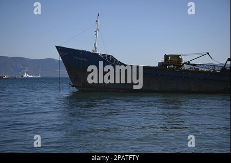 Landschaft mit verschiedenen Schiffswracks in der seichten Bucht von Eleusis in Attika, Griechenland. Stockfoto