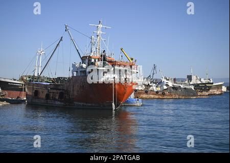 Landschaft mit verschiedenen Schiffswracks in der seichten Bucht von Eleusis in Attika, Griechenland. Stockfoto