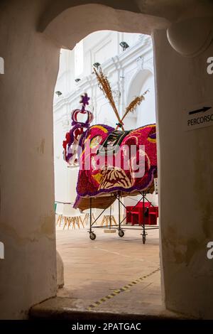 Gurtzeug aus echten Blumen für die Fahrt des heiligen joseph in der heiligen Kreuzkirche in Scicli, Sizilien, Italien Stockfoto