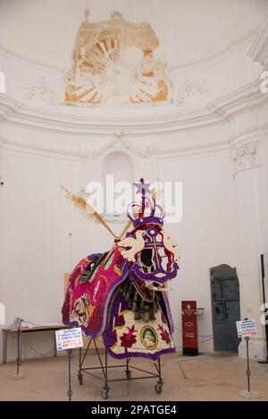 Gurtzeug aus echten Blumen für die Fahrt des heiligen joseph in der heiligen Kreuzkirche in Scicli, Sizilien, Italien Stockfoto