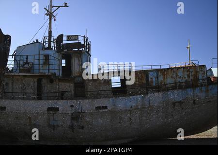 Landschaft mit verschiedenen Schiffswracks in der seichten Bucht von Eleusis in Attika, Griechenland. Stockfoto