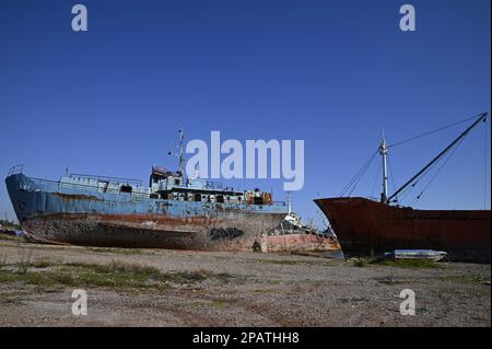 Landschaft mit verschiedenen Schiffswracks in der seichten Bucht von Eleusis in Attika, Griechenland. Stockfoto