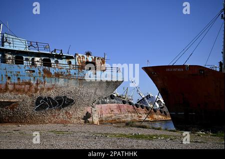 Landschaft mit verschiedenen Schiffswracks in der seichten Bucht von Eleusis in Attika, Griechenland. Stockfoto