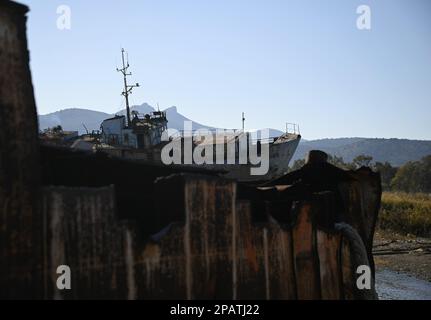 Landschaft mit verschiedenen Schiffswracks in der seichten Bucht von Eleusis in Attika, Griechenland. Stockfoto