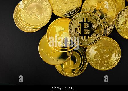 Gold Bitcoin und andere Crypto-Währungsmünzen auf schwarzem Hintergrund Stockfoto
