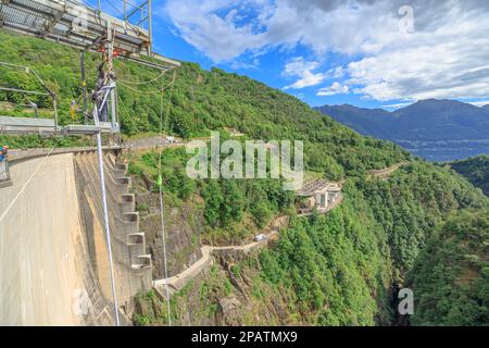 Verzasca, Schweiz - Juni 2021: Höchster Bungee-Sprung Europas. Verzasca-Staudamm am Vogorno-See der Schweiz. Bungee-Springposition und Set von Stockfoto