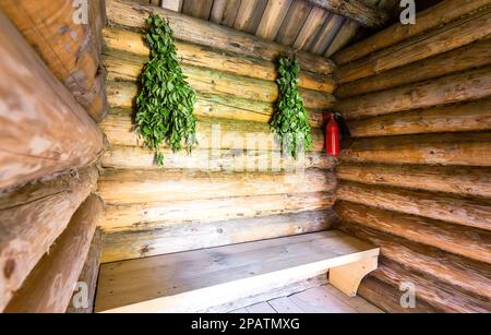 Birkenbesen für ein Dampfbad im traditionellen russischen Holzbadehaus Stockfoto