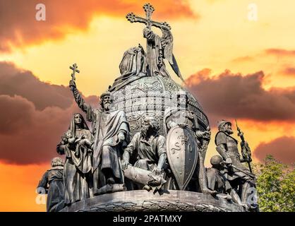 Detail des Monuments „Millennium of Russia“ (1862) vor einem beunruhigenden Himmel in Veliky Novgorod, Russland. Skulptur von Prinz Vladimir (dem Täufer von Rus Stockfoto