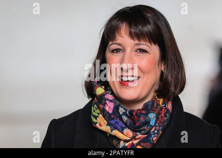 London, Großbritannien. 12. März 2023. Rachel Reeves, Labour, Schattenkanzlerin, vor der BBC in Central London, für den Sonntag mit Laura Kuenssberg Show heute. Kredit: Imageplotter/Alamy Live News Stockfoto