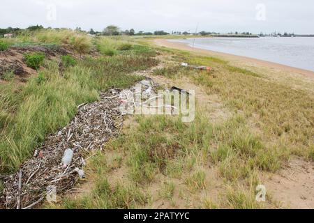 Gezeitenschutt mit Kunststoffen, angespült an einem Strand in Queensland.Burnett Heads Queensland Australien Stockfoto