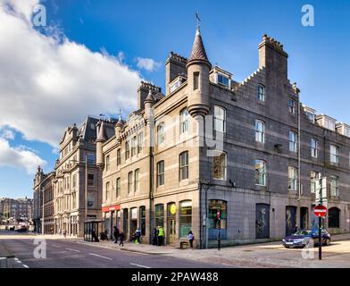 13. September 2022: Aberdeen, Schottland - Ecke Guild Street und Exchange Street im zentralen Geschäftsviertel, mit der berühmten viktorianischen Granitarchitektur, die... Stockfoto