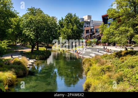 31. Dezember 2022: Christchurch, Neuseeland - Leute genießen einen Sommertag im Terrace, einem neuen Flussufer-Bauwerk, das auf den Stufen neben dem Ri sitzt Stockfoto