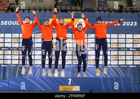 SEOUL, KOREA - MÄRZ 12: Michelle Velzeboer (Niederlande), Xandra Velzeboer (Niederlande), Selma Poutsma (Niederlande), Suzanne Schulting aus den Niederlanden und Yara van Kerkhof aus den Niederlanden anlässlich der Podiumszeremonie nach der Teilnahme an der Frauenrelaisstation während der ISU World Short Track Speed Skating Championships auf der Mokdong Ice Rink am 12. März 2023 in Seoul, Korea (Foto von Andre Weening/Orange Pictures) Stockfoto