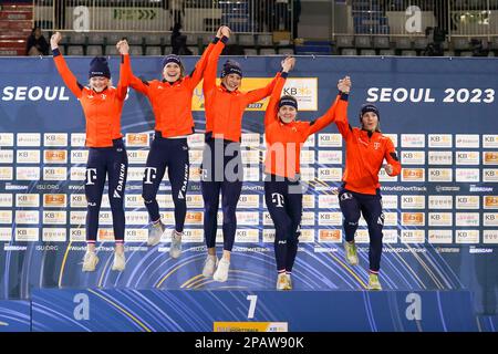 SEOUL, KOREA - MÄRZ 12: Michelle Velzeboer (Niederlande), Xandra Velzeboer (Niederlande), Selma Poutsma (Niederlande), Suzanne Schulting aus den Niederlanden und Yara van Kerkhof aus den Niederlanden anlässlich der Podiumszeremonie nach der Teilnahme an der Frauenrelaisstation während der ISU World Short Track Speed Skating Championships auf der Mokdong Ice Rink am 12. März 2023 in Seoul, Korea (Foto von Andre Weening/Orange Pictures) Stockfoto