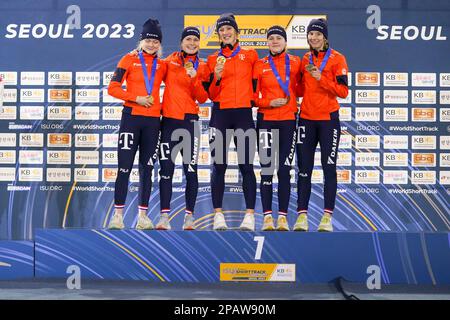 SEOUL, KOREA - MÄRZ 12: Michelle Velzeboer (Niederlande), Xandra Velzeboer (Niederlande), Selma Poutsma (Niederlande), Suzanne Schulting aus den Niederlanden und Yara van Kerkhof aus den Niederlanden anlässlich der Podiumszeremonie nach der Teilnahme an der Frauenrelaisstation während der ISU World Short Track Speed Skating Championships auf der Mokdong Ice Rink am 12. März 2023 in Seoul, Korea (Foto von Andre Weening/Orange Pictures) Stockfoto