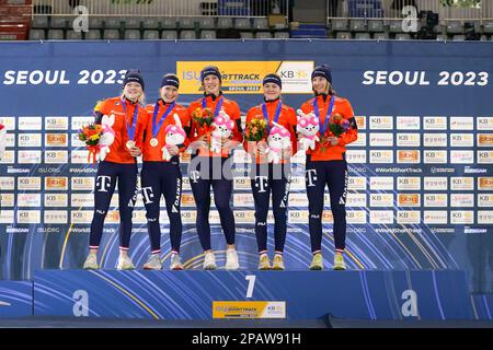 SEOUL, KOREA - MÄRZ 12: Michelle Velzeboer (Niederlande), Xandra Velzeboer (Niederlande), Selma Poutsma (Niederlande), Suzanne Schulting aus den Niederlanden und Yara van Kerkhof aus den Niederlanden anlässlich der Podiumszeremonie nach der Teilnahme an der Frauenrelaisstation während der ISU World Short Track Speed Skating Championships auf der Mokdong Ice Rink am 12. März 2023 in Seoul, Korea (Foto von Andre Weening/Orange Pictures) Stockfoto