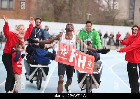 Der belgische Sportler Bashir Abdi wurde bei der Ankunft der belgischen Meisterschaft des Halbmarathons am Sonntag, den 12. März 2023, in Gentbrugge in Aktion gezeigt. Der belgische Athlet Abdi versucht, einen neuen belgischen Rekord beim Halbmarathon zu machen. BELGA FOTO NICOLAS MAETERLINCK Kredit: Belga News Agency/Alamy Live News Stockfoto