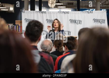 Marianne Williamson diskutiert ihre Wahlkampfplattform mit progressiven New Hampshire's bei Bookery Manchester in Manchester. Eine Woche nach der Bekanntgabe ihres Bewerbens für die Präsidentschaft begann 2024 hoffnungsvolle Marianne Williamson mit dem Wahlkampf in New Hampshire. Am 11. März machte Williamson drei Stopps im Granite State, angefangen in Concord, Laconia und Manchester. Sie traf sich mit kleinen Gruppen von New Hampshire und Demokraten aus Belknap County. Die Demokraten in diesem Staat haben den derzeitigen Präsidenten Joe Biden, der für eine zweite Amtszeit kandidieren soll, und die Nationaldemokraten nach dem Engagement der Demokratischen Nationalen besiegt Stockfoto