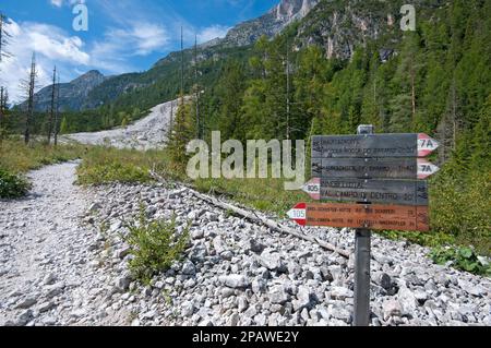 Wegweiser in Val Campo di Dentro (Innerfeldtal), Tre Cime Naturpark, Trentino-Südtirol, Italien Stockfoto