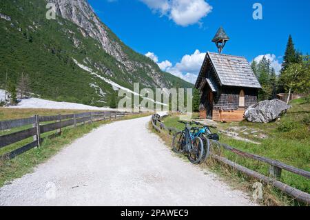 Pfad und kleine Kirche nahe Tre Scarperi Refuge (1626 m), Val Campo di Dentro (Innerfeldtal), Tre Cime Naturpark, Trentino-Südtirol, Italien Stockfoto