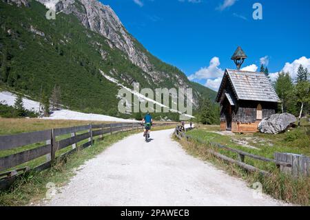 Pfad und kleine Kirche nahe Tre Scarperi Refuge (1626 m), Val Campo di Dentro (Innerfeldtal), Tre Cime Naturpark, Trentino-Südtirol, Italien Stockfoto