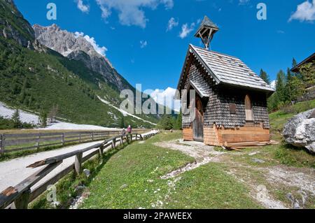 Pfad und kleine Kirche nahe Tre Scarperi Refuge (1626 m), Val Campo di Dentro (Innerfeldtal), Tre Cime Naturpark, Trentino-Südtirol, Italien Stockfoto