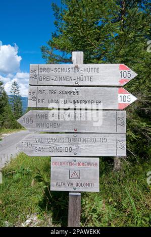 Wegweiser in Val Campo di Dentro (Innerfeldtal), Sesto (Sexten), Tre Cime Naturpark, Trentino-Südtirol, Italien Stockfoto