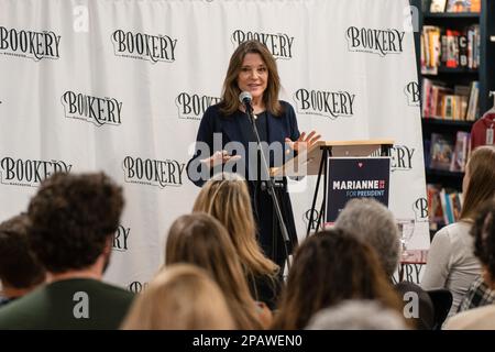 Marianne Williamson diskutiert ihre Wahlkampfplattform mit progressiven New Hampshire's bei Bookery Manchester in Manchester. Eine Woche nach der Bekanntgabe ihres Bewerbens für die Präsidentschaft begann 2024 hoffnungsvolle Marianne Williamson mit dem Wahlkampf in New Hampshire. Am 11. März machte Williamson drei Stopps im Granite State, angefangen in Concord, Laconia und Manchester. Sie traf sich mit kleinen Gruppen von New Hampshire und Demokraten aus Belknap County. Die Demokraten in diesem Staat haben den derzeitigen Präsidenten Joe Biden, der für eine zweite Amtszeit kandidieren soll, und die Nationaldemokraten nach dem Engagement der Demokratischen Nationalen besiegt Stockfoto