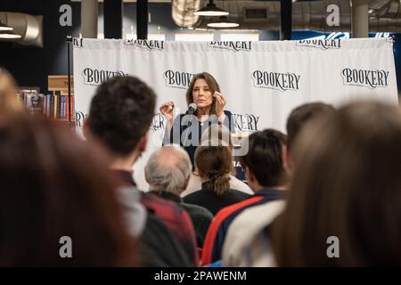 Marianne Williamson diskutiert ihre Wahlkampfplattform mit progressiven New Hampshire's bei Bookery Manchester in Manchester. Eine Woche nach der Bekanntgabe ihres Bewerbens für die Präsidentschaft begann 2024 hoffnungsvolle Marianne Williamson mit dem Wahlkampf in New Hampshire. Am 11. März machte Williamson drei Stopps im Granite State, angefangen in Concord, Laconia und Manchester. Sie traf sich mit kleinen Gruppen von New Hampshire und Demokraten aus Belknap County. Die Demokraten in diesem Staat haben den derzeitigen Präsidenten Joe Biden, der für eine zweite Amtszeit kandidieren soll, und die Nationaldemokraten nach dem Engagement der Demokratischen Nationalen besiegt Stockfoto