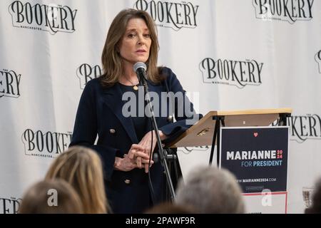 Marianne Williamson diskutiert ihre Wahlkampfplattform mit progressiven New Hampshire's bei Bookery Manchester in Manchester. Eine Woche nach der Bekanntgabe ihres Bewerbens für die Präsidentschaft begann 2024 hoffnungsvolle Marianne Williamson mit dem Wahlkampf in New Hampshire. Am 11. März machte Williamson drei Stopps im Granite State, angefangen in Concord, Laconia und Manchester. Sie traf sich mit kleinen Gruppen von New Hampshire und Demokraten aus Belknap County. Die Demokraten in diesem Staat haben den derzeitigen Präsidenten Joe Biden, der für eine zweite Amtszeit kandidieren soll, und die Nationaldemokraten nach dem Engagement der Demokratischen Nationalen besiegt Stockfoto