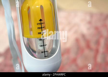 Einweg-PCA-Pumpeninfusion mit patientenkontrolliertem Analgetikum, postoperatives Schmerzmanagement, frühzeitige Mobilisation und macht häusliche Therapie möglich esp Stockfoto