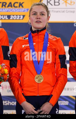 SEOUL, KOREA – MÄRZ 12: Michelle Velzeboer aus den Niederlanden während der Podiumszeremonie, nachdem sie während der ISU World Short Track Speed Skating Championships auf der Mokdong Ice Rink am 12. März 2023 in Seoul, Korea, an der Women's Relay teilgenommen hat (Foto: Andre Weening/Orange Pictures) Stockfoto