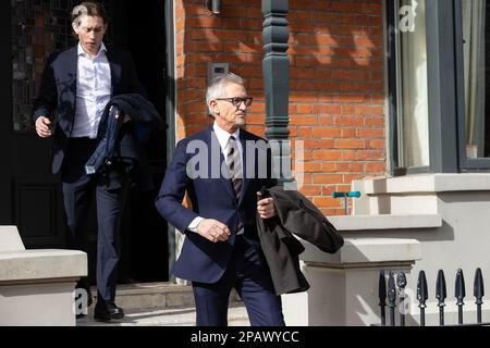 Gary Lineker. Der Moderator von Match of the Day verlässt ihn heute Morgen nach Hause in Barnes, nachdem seine Show in die Warteschleife gestellt wurde, während die Gespräche mit der BBC über seine Tweet-Bemerkungen fortgesetzt werden. Barnes, South West London, UK Kredit: Jeff Gilbert/Alamy Live News Stockfoto