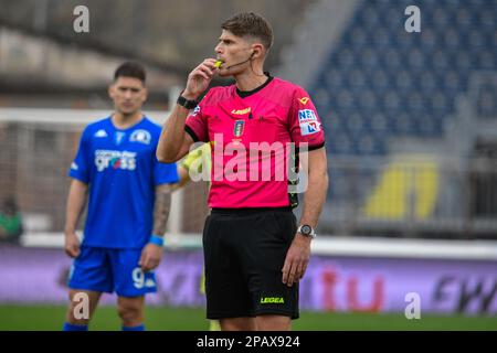 Carlo Castellani Stadion, Empoli, Italien, 11. März 2023, Schiedsrichter Francesco Cosso aus Reggio Calabria während des Empoli FC gegen Udinese Calcio - italienische Fußballserie A-Match Credit: Live Media Publishing Group/Alamy Live News Stockfoto