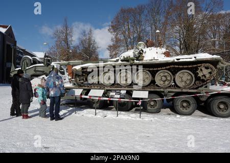 Russischer Panzer T-72, zerstört von Ukrainern, im März 2023 zur Besichtigung nach Tartu in Estland gebracht Stockfoto