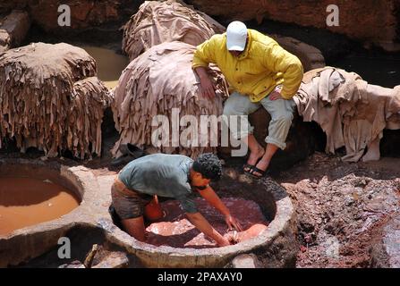 Arbeiter in Chouara Tannery, Fes - Marokko Stockfoto