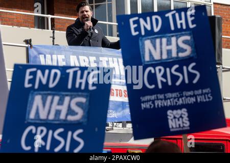 London, Großbritannien. 11. März 2023. Riccardo la Torre, nationaler Offizier der Feuerwehr-Gewerkschaft (FBU), spricht bei einer SOS-NHS-Rallye mit mehr als fünfzig verschiedenen Kampagnengruppen und Gewerkschaften gegen die Privatisierung des NHS. Die Redner forderten die Regierung auf, dem NHS Nothilfe zu leisten, das Personal des NHS fair zu bezahlen und die Privatisierung des NHS zu beenden. Kredit: Mark Kerrison/Alamy Live News Stockfoto