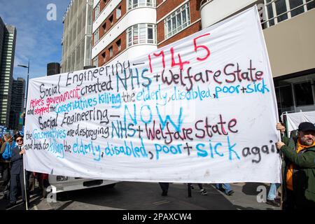 London, Großbritannien. 11. März 2023. Aktivisten gegen die Privatisierung des nationalen Gesundheitsdienstes (NHS) aus über fünfzig verschiedenen Kampagnengruppen und Gewerkschaften nehmen an einem SOS NHS-marsch Teil. Die Redner forderten die Regierung auf, dem NHS Nothilfe zu leisten, das Personal des NHS fair zu bezahlen und die Privatisierung des NHS zu beenden. Kredit: Mark Kerrison/Alamy Live News Stockfoto