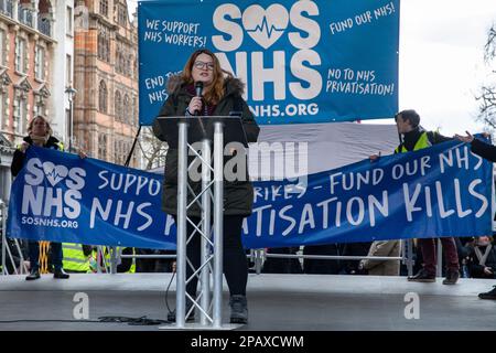 London, Großbritannien. 11. März 2023. Holly Johnston, Onkologe von NHS Workers Say No richtet sich an Aktivisten gegen die Privatisierung des National Health Service (NHS) von mehr als fünfzig verschiedenen Kampagnengruppen und Gewerkschaften bei einer SOS NHS-Rallye außerhalb der Downing Street. Die Redner der Kundgebung forderten die Regierung auf, dem NHS Soforthilfe zur Verfügung zu stellen, das Personal des NHS fair zu bezahlen und die Privatisierung des NHS zu beenden. Kredit: Mark Kerrison/Alamy Live News Stockfoto