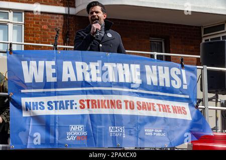 London, Großbritannien. 11. März 2023. Riccardo la Torre, nationaler Offizier der Feuerwehr-Gewerkschaft (FBU), spricht bei einer SOS-NHS-Rallye mit mehr als fünfzig verschiedenen Kampagnengruppen und Gewerkschaften gegen die Privatisierung des NHS. Die Redner forderten die Regierung auf, dem NHS Nothilfe zu leisten, das Personal des NHS fair zu bezahlen und die Privatisierung des NHS zu beenden. Kredit: Mark Kerrison/Alamy Live News Stockfoto