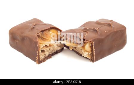 Der Schokoriegel ist in zwei Hälften geteilt. Bar mit Nüssen, Nougat und Karamell Stockfoto