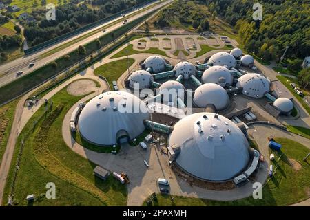 Gebäude, die durch ein Netz des Filmstudios der Alvernia Studios in der Nähe von Krakau verbunden sind. Draufsicht, Fotos aufgenommen mit einer Drohne. Stockfoto