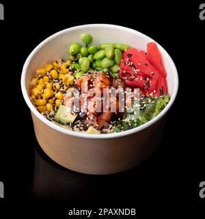 Sushi-Schüssel mit Lachs. Take-out-Schalen für verschiedene Ernährungsgewohnheiten. Einweg-Papierbehälter mit gesundem Essen. Nahaufnahme, Kopierraum, schwarzer Hintergrund Stockfoto