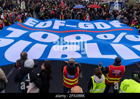 Paris, Frankreich. 12. März 2023. Julien Mattia / Le Pictorium - Demonstration gegen die Rentenreform in Paris - 12/3/2023 - Frankreich / Paris / Paris - EDF-Mitarbeiter demonstrieren für 100% öffentliche Energie während der Mobilisierung gegen die Rentenreform in Paris am 11. März 2023 Kredit: LE PICTORIUM/Alamy Live News Stockfoto