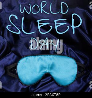 Hellblaue Seidenschlafmaske und Aufschrift "WORLD SLEEP DAY" auf dunkelblauem seidenem Hintergrund. Weltschlaftag-Konzept, beobachtet am März. Stockfoto