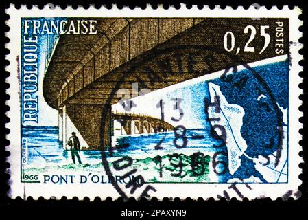 MOSKAU, RUSSLAND - 15. FEBRUAR 2023: Der Frankreichs gedruckte Poststempel zeigt die Oleron-Brücke, ca. 1966 Stockfoto