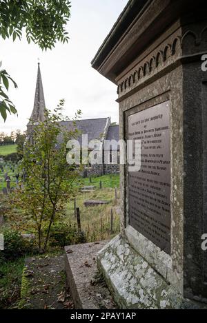 Gedenkstätte für die, die beim Bau der Britannia-Brücke an der Menai-Straße starben. St. Mary's Church, Llanfairpwllgwyngyll, Wales. Stockfoto