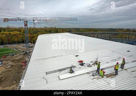 Bau- und Finishing-Arbeiten im Fußballstadion in plock, polen Stockfoto